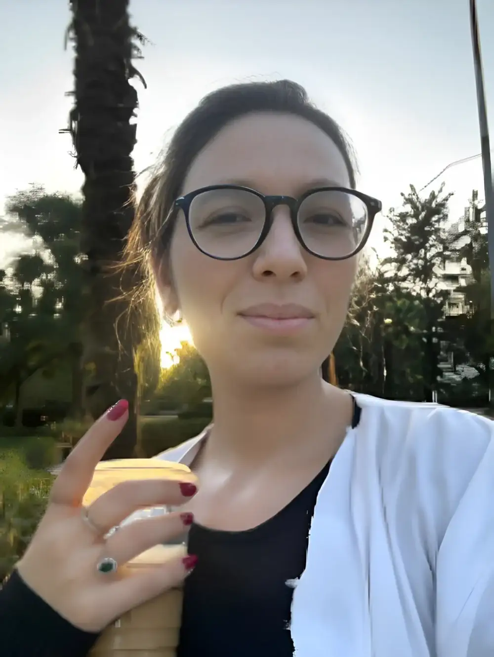 Femme radiologue inspirante, Devenir radiologue : formation, quotidien et défis, Conseils pour réussir en médecine : motivation et persévérance, Rôle du radiologue : diagnostic, imagerie médicale et contact patient, Femmes en médecine : briser les stéréotypes et réussir, Création de contenu éducatif : partager son expérience médicale